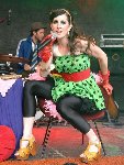 singer1-L.jpg