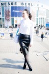 designer-Outfit-Messe-ITB-Berlin-Lederrock-weisse-Bluse-Strumpfhose-Pumps-004.jpg